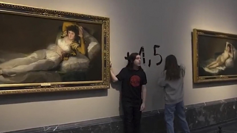 Dos activistas se pegaron a los marcos de 'Las Majas' de Goya en el Museo del Prado, a 5 de noviembre de 2022.
