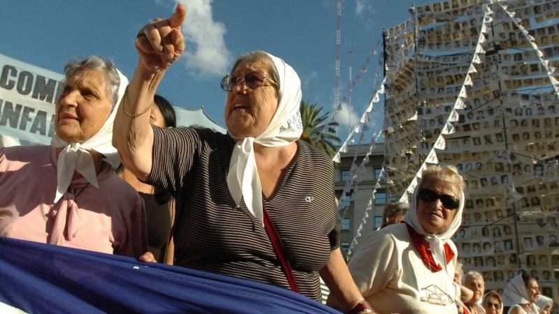 Imagen de archivo tomada el 25 de enero de 2006 de la líder de las Madres de la Plaza de Mayo, Hebe de Bonafini, y algunas de sus compañeras encabezando la 25 Marcha de la Resistencia, en Buenos Aires.