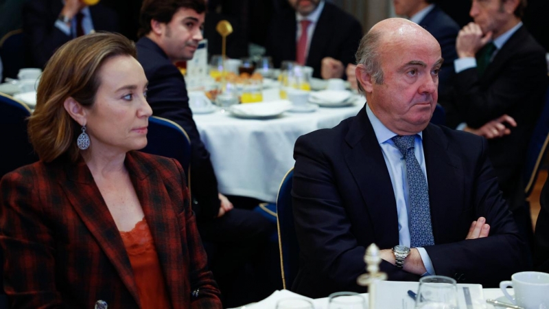 El vicepresidente del Banco Central Europeo, Luis de Guindos (d), acompañado por la portavoz parlamentaria del Partido Popular, Cuca Gamarra, durante el desayuno informativo de la tribuna Fórum Europa, en Madrid. EFE/ Chema Moya