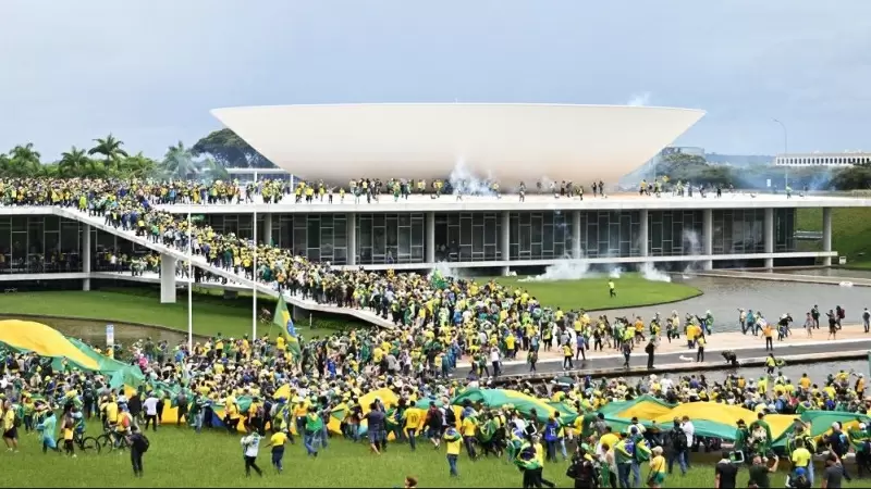 Imágenes de los seguidores de bolsonaro asaltando el Congreso brasileño.