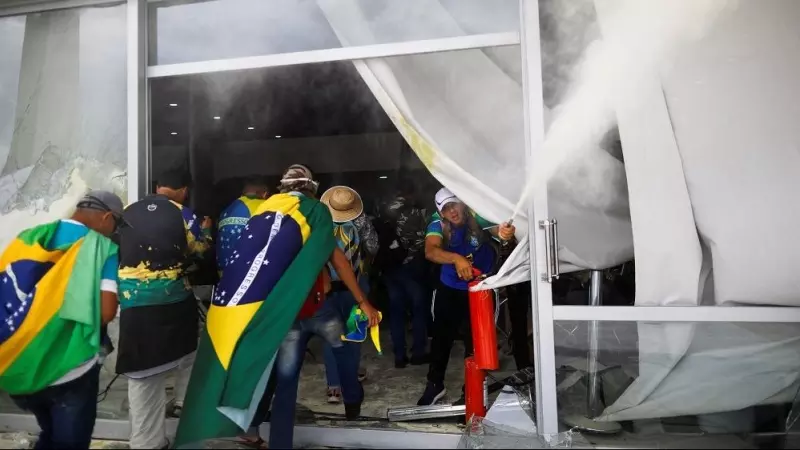 Seguidores ultras de Bolsonaro vandalizan una dependencia de un edificio oficial de Brasil este domingo.