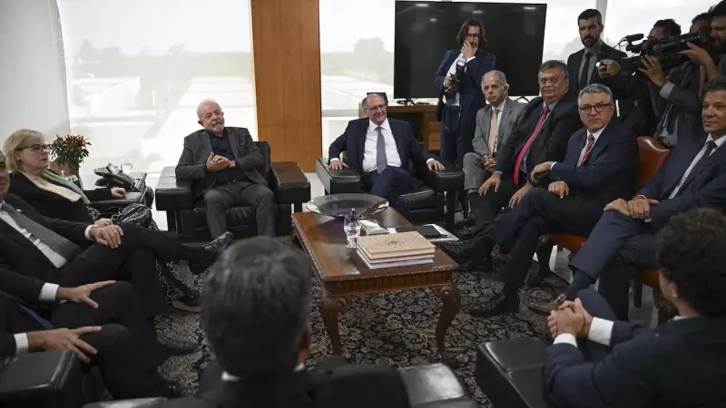 El presidente de Brasil, Luiz Inácio Lula Da Silva, se reúne con los ministros de la Corte Suprema (izquierda) y su gabinete en el Palacio Presidencial de Planalto en Brasilia el 9 de enero de 2023.