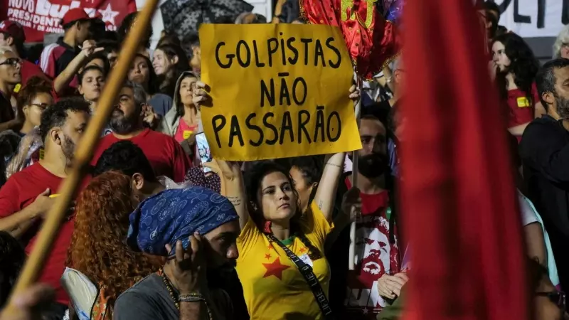 Una mujer sujeta una pancarta en la que se lee 'Los golpistas no pasarán' en Río de Janeiro a 10 de enero de 2023