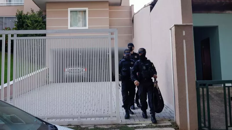 Agentes de policía salen de la vivienda del exministro brasileño Anderson Torres después de que la Corte Suprema de Brasil ordenara su arresto. REUTERS/Amanda Perobelli