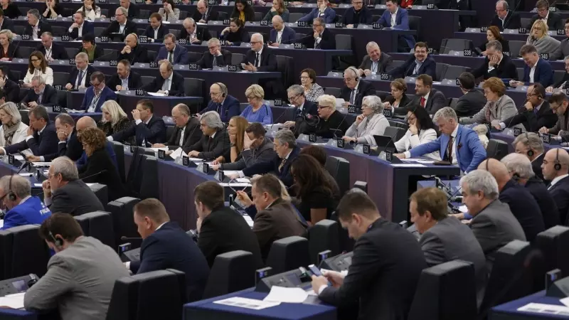Miembros del Parlamento Europeo votan para elegir un nuevo vicepresidente, en el Parlamento Europeo de Estrasburgo.