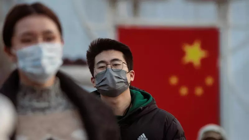 Ciudadanos chinos con mascarilla en la estación de Shanghái.