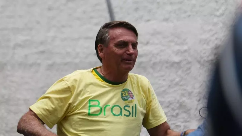 El presidente de Brasil que se postula para la reelección, Jair Bolsonaro, sale de su casa para emitir su voto en un colegio electoral durante la segunda vuelta de las elecciones presidenciales.