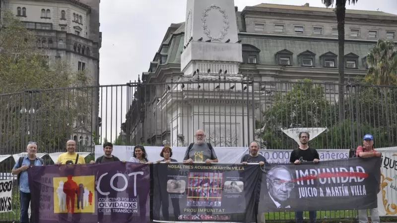 Representantes del Colectivo por los Olvidados de la Transición (COT) y de la asociación 'Todos los niños robados son también mis niños' en la Plaza de Mayo de Buenos Aires.