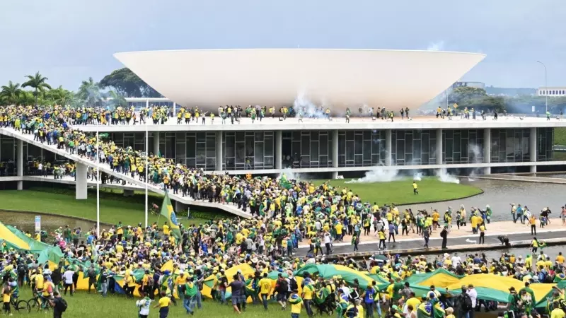 Miles de seguidores de Jair Bolsonaro, que defienden un golpe de estado para derrocar al presidente Luiz Inácio Lula da Silva, invadieron las instituciones brasileñas el 8 de enero de 2023.