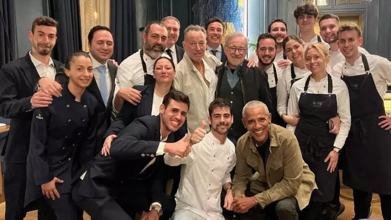 Bruce Springsteen, Barack Obama y Steven Spielberg posan junto al equipo del restaurante Amar (Barcelona).
