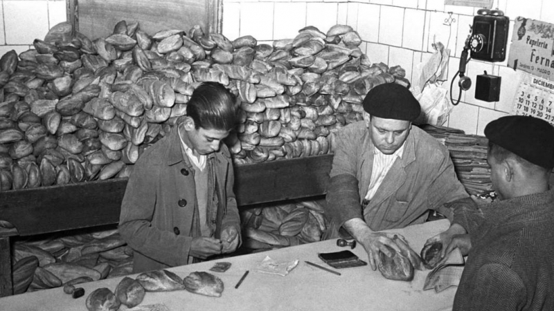 Despacho de pan con cartillas de racionamiento en Madrid, en 1940.