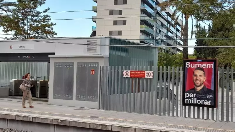 Cartell electoral de Cornellà En Comú Podem a l’estació de Rodalies