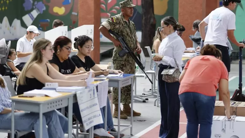 Ciudadanos acuden a votar durante la jornada de elecciones generales, en Guayaquil (Ecuador). EFE/ Mauricio Dueñas Castañeda