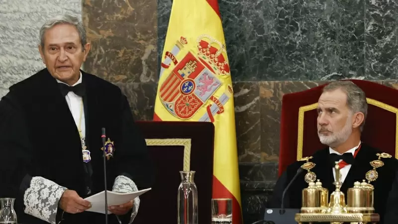 El rey Felipe VI escucha el discurso del presidente interino del Tribunal Supremo, Francisco Marín Castán, durante el acto de apertura del Año Judicial 2023-2024 este 7 de septiembre de 2023.