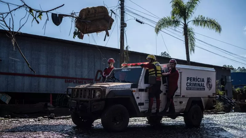 Bomberos se trasladan hoy entre los destrozos causados por el paso de un ciclón en la ciudad de Roca Sales, en el estado de Río Grande do Sul (Brasil).