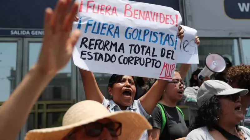 Un grupo de manifestantes protestan en contra de la fiscal general de Perú, Patricia Benavides, en la sede del Ministerio Público, en Lima, a 27 de noviembre de 2023.