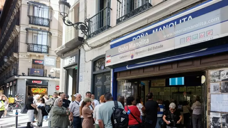 Varias personas hacen cola para comprar en la administración de loterías Doña Manolita, a 20 de septiembre de 2023, en Madrid