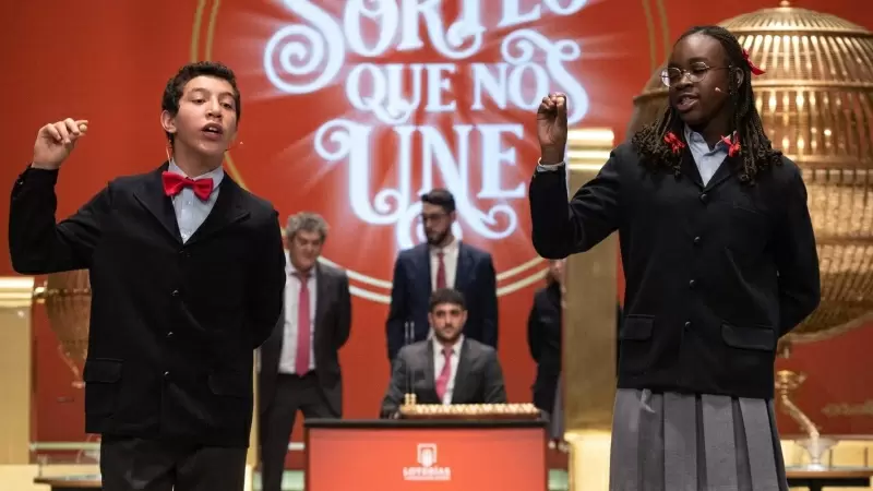Dos niños de la residencia de San Ildefonso cantan un cuarto premio del Sorteo Extraordinario de la Lotería de Navidad, a 22 de diciembre de 2022, en Madrid.