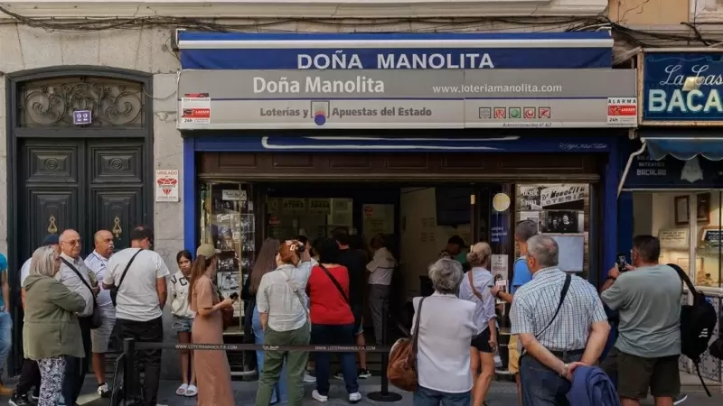Varias personas hacen cola para comprar en la administración de loterías Doña Manolita, a 20 de septiembre de 2023, en Madrid.
