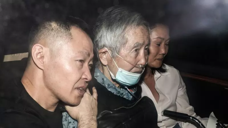El exdictador peruano Alberto Fujimori sale de la cárcel acompañado por sus hijos, a 6 de diciembre de 2023, en Lima, Perú.
