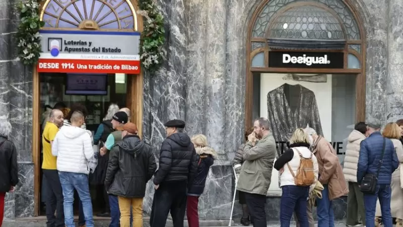 Varias personas hacen cola para comprar lotería de Navidad en Bilbao, a 11 de diciembre de 2023.
