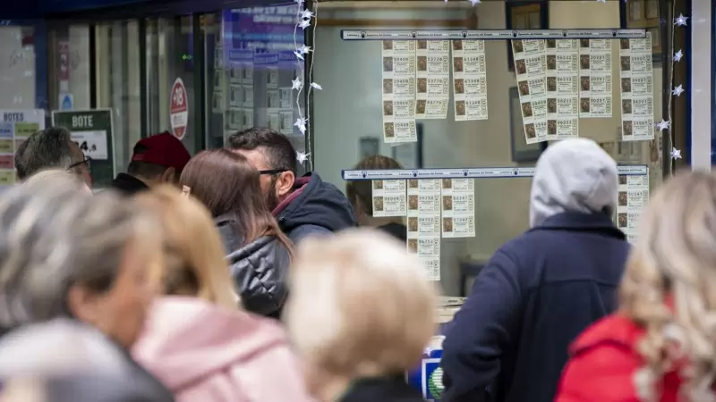Cola en Castellón para comprar los últimos décimos de lotería.