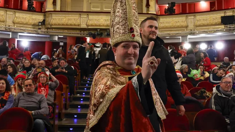 Un hombre disfrazado asiste en el Teatro Real de Madrid al sorteo extraordinario de Navidad de la Lotería Nacional.