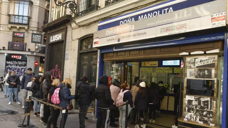 Largas colas a las puertas de la administración de lotería 'Doña Manolita' en la Calle del Carmen en Madrid, este jueves, un día antes del sorteo.