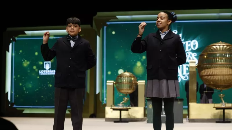 Dos niños de San Ildefonso cantan el primer quinto premio del sorteo, el 54.274, durante el sorteo extraordinario de Navidad de la Lotería Nacional.
