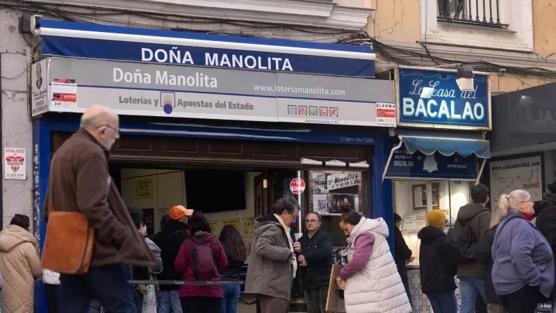 arias personas hacen cola para comprar décimos de cara al Sorteo Extraordinario de la Lotería de Navidad, en la Administración de Loterías Doña Manolita, a 14 de diciembre de 2023.