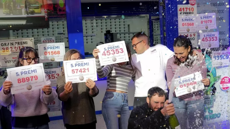 Los propietarios y trabajadores de la administración de lotería Las Arenas de Barcelona, ubicada en el centro comercial del mismo nombre, celebran haber repartido décimos de cuatro distintos quintos premios.
