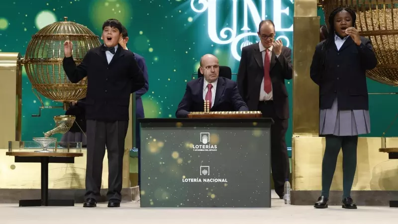 Yesica Paola Valencia Gómez y Francisco Moreno Durán cantan el gordo que este año ha recaído en el número 88.008 durante el sorteo extraordinario de Navidad de la Lotería Nacional.