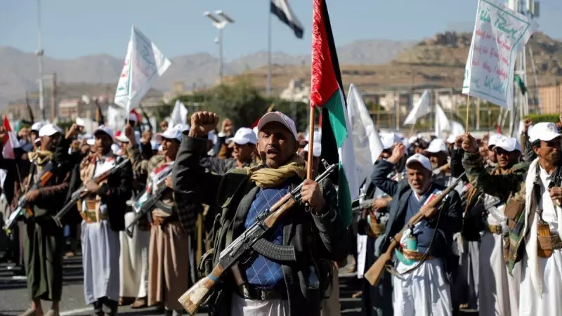 Un grupo de combatientes marchan durante un desfile militar en apoyo de los palestinos en Gaza, a 2 de diciembre de 2023.