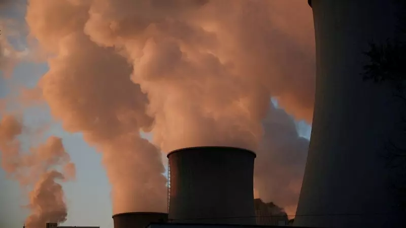 El humo y el vapor se elevan desde la central eléctrica de Belchatow, la central eléctrica alimentada por carbón y lignito más grande de Europa, en Rogowiec, Polonia.