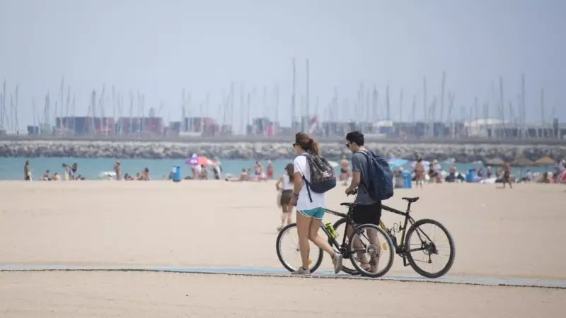 Imagen de archivo de playa de la playa de la Malvarrosa en Valencia el mismo día del inicio del verano 2019.