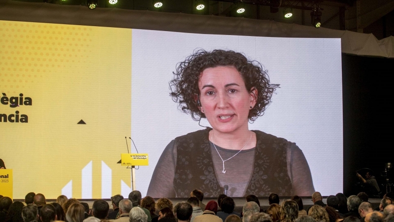 La secretaria general de ERC, Marta Rovira, interviene de manera telemática durante el congreso de ERC, en la Fira de Lleida, a 28 de enero de 2023, en Lleida.