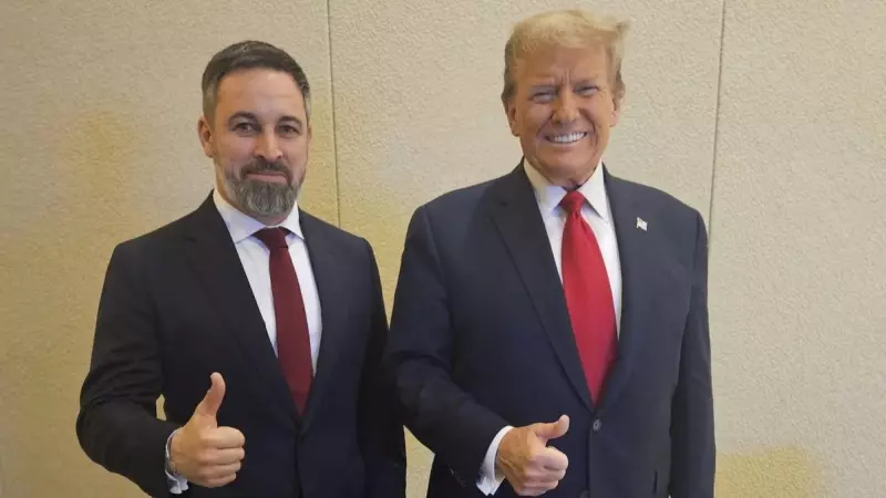 Fotografía cedida por el partido español de extrema derecha VOX que muestra a su líder, Santiago Abascal (i), durante una reunión con Donald Trump, favorito para ser el candidato republicano en las elecciones presidenciales de EE.UU., durante la gran conv
