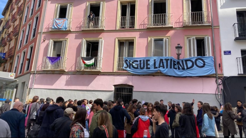 Fachada del centro social okupado (CSO) La Rosa, en el barrio de La Latina, en Madrid.