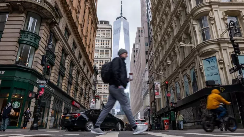 La gente camina por Manhattan instantes después de que Nueva York y partes de Nueva Jersey experimentaran un terremoto de magnitud 4,8, a 5 de abril de 2024.