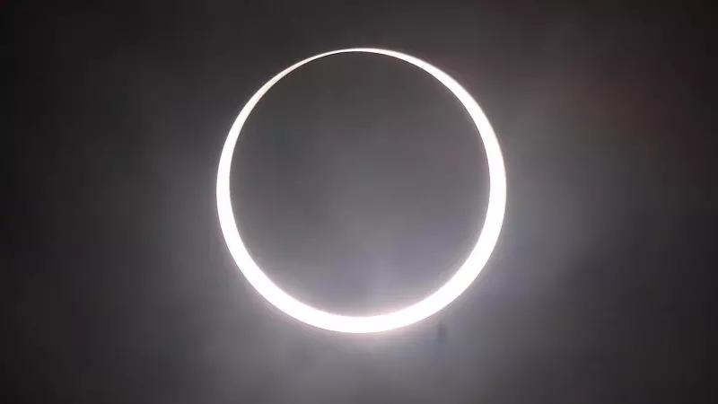El cielo se oscurece durante un eclipse solar anular, a 14 de octubre de 2023, en Costa Rica.