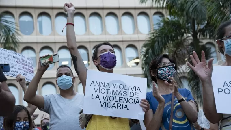 Un mujer con un cartel en el que se lee: `Anna y Olivia, víctimas de violencia vicaria´, participa en una concentración feminista en la Plaza de la Candelaria en repulsa por 'todos los feminicidios', a 11 de junio de 2021, en Santa Cruz de Tenerife