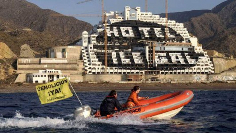 Absueltos los 28 activistas de Greenpeace acusados de pintar "hotel ilegal" en El Algarrobico