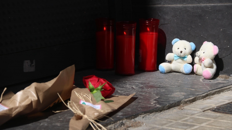 Flors, espelmes i peluixos en record de les víctimes del triple homicidi del Prat de Llobregat.