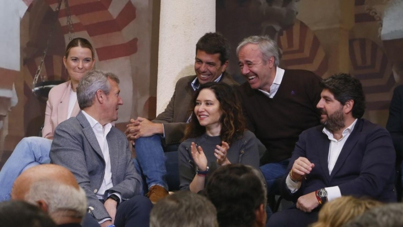 En la fila trasera y de izquierda a derecha, Marga Prohens, presidenta de Illes Balears; Carlos Mazón, presidente del País Valencià; y Jorge Azcón, presidente de Aragón
