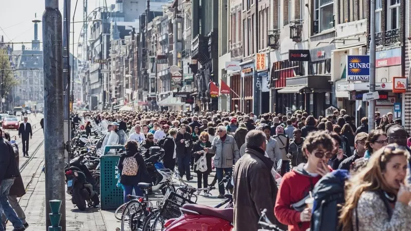 Imagen de archivo de turistas en la ciudad de Ámsterdam.