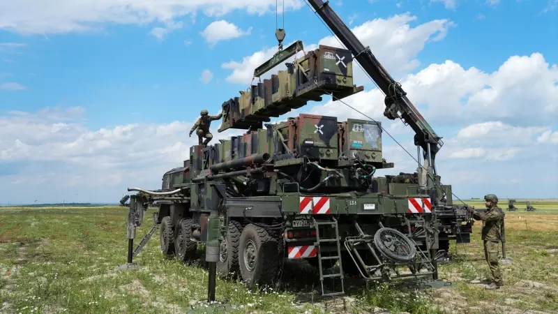 Varios soldados cargan proyectiles para los sistemas Patriot desplegados en Zamosc, Polonia, a 7 de marzo de 2023.