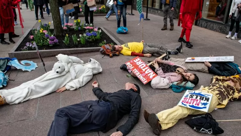 Ecologistas de Extinction Rebellion protestan contra la crisis climática en Boston (EEUU), a 20 de abril de 2024.