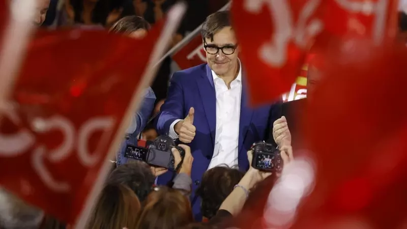El candidato del PSC a las elecciones catalanas, Salvador Illa, durante el acto del PSC de inicio de campaña, a 25 de abril de 2024, en Barcelona.
