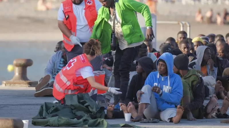 Salvamento rescata a un centenar de migrantes en un cayuco en Tenerife, a 20 de abril de 2024