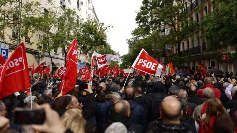 27/04/2024.- Simpatizantes del PSOE se concentran en los alrededores de la sede socialista de Ferraz